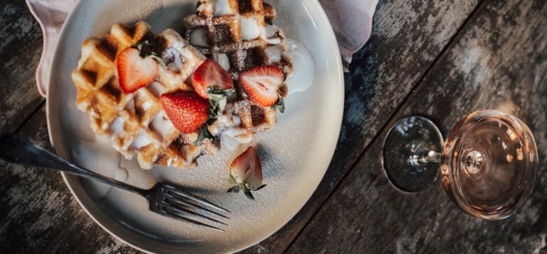 waffles strawberries rose wine Bordeaux German